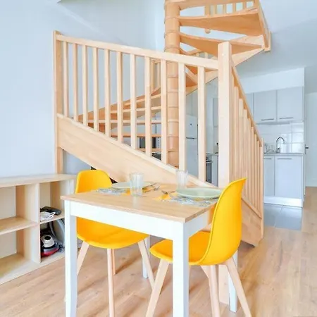 La Halle Du Roi Parking Insead アパート フォンテーヌブロー