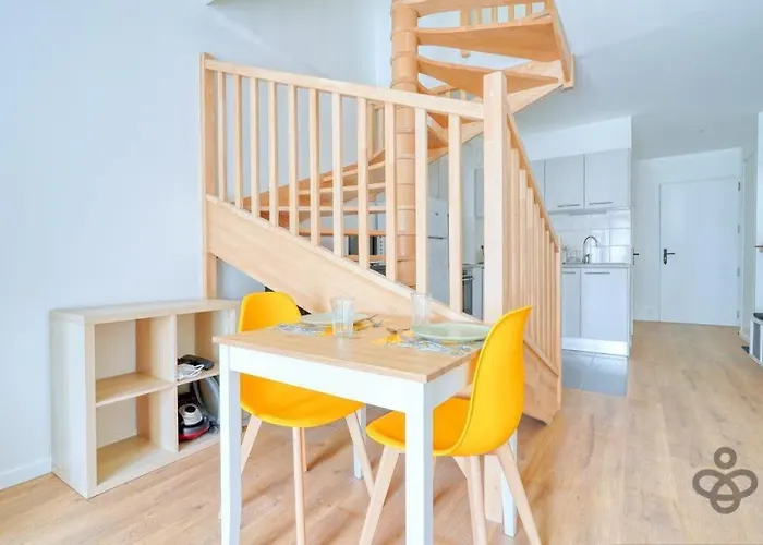 La Halle Du Roi Parking Insead アパート フォンテーヌブロー