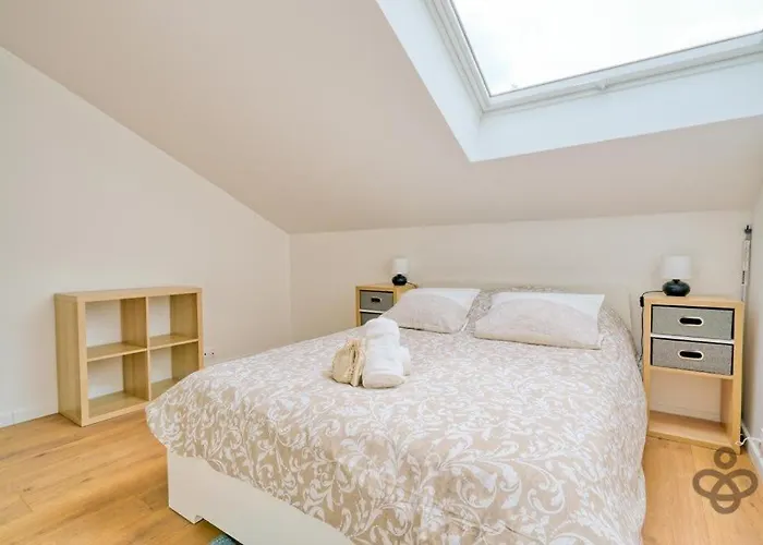 La Halle Du Roi Parking Insead フォンテーヌブロー