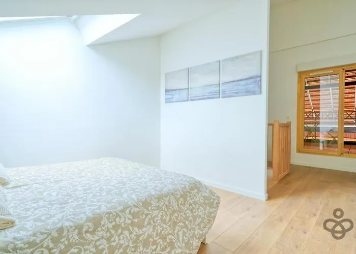 La Halle Du Roi Parking Insead * フォンテーヌブロー