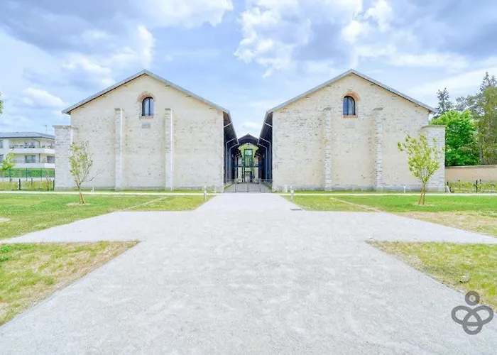 La Halle Du Roi Parking Insead アパート フォンテーヌブロー