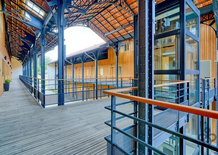 La Halle Du Roi Parking Insead アパート